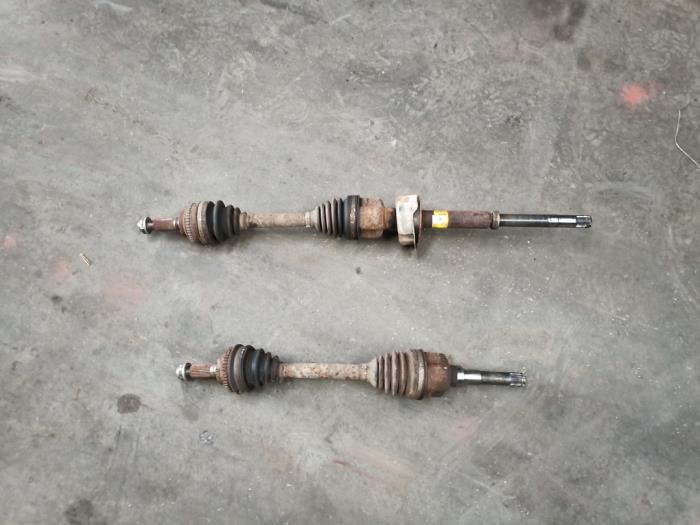 Gebrauchte Antriebswelle links vorne Mazda Tribute 3.0 V6 24V 4x4 Preis € 100,00 Margenregelung angeboten von Autobedrijf Hoogerwerf