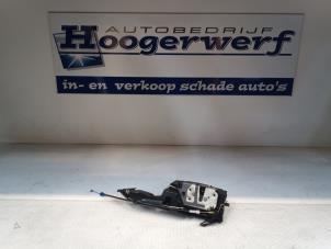 Gebrauchte Türschlossmechanik 2-türig links Ford Fiesta 6 (JA8) 1.0 EcoBoost 12V 125 Preis € 35,00 Margenregelung angeboten von Autobedrijf Hoogerwerf