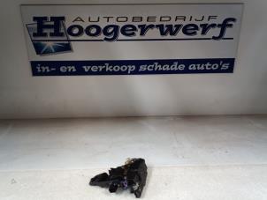 Używane Mechanizm blokady drzwi prawych wersja 2-drzwiowa Volkswagen Golf IV (1J1) 1.6 16V Cena € 30,00 Procedura marży oferowane przez Autobedrijf Hoogerwerf