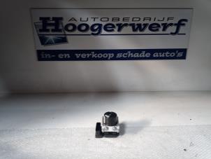 Używane Pompa ABS Renault Twingo II (CN) 1.2 16V Quickshift 5 Cena € 30,00 Procedura marży oferowane przez Autobedrijf Hoogerwerf
