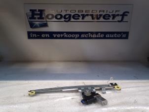 Używane Mechanizm szyby prawej przedniej wersja 2-drzwiowa Citroen Jumper (U9) 2.2 HDi 100 Euro 4 Cena € 40,00 Procedura marży oferowane przez Autobedrijf Hoogerwerf