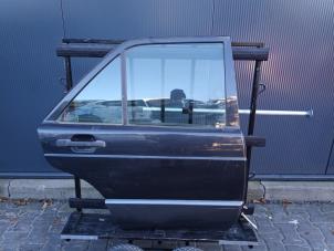 Używane Drzwi prawe tylne wersja 4-drzwiowa Mercedes 190 (W201) 1.8 E Cena € 100,00 Procedura marży oferowane przez Autobedrijf Hoogerwerf