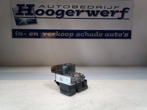 Używane Pompa ABS Renault Twingo II (CN) 1.5 dCi 90 FAP Cena € 30,00 Procedura marży oferowane przez Autobedrijf Hoogerwerf