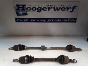 Usagé Arbre de transmission avant gauche Opel Corsa D 1.4 16V Twinport Prix € 30,00 Règlement à la marge proposé par Autobedrijf Hoogerwerf