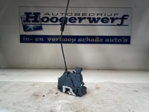 Gebrauchte Türschlossmechanik 4-türig rechts hinten Opel Corsa D 1.2 16V Preis € 30,00 Margenregelung angeboten von Autobedrijf Hoogerwerf