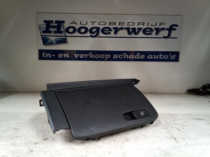 Begagnade Handskfack Audi A1 (8X1/8XK) 1.0 TFSI 12V Pris € 30,00 Marginaltabell erbjuds av Autobedrijf Hoogerwerf