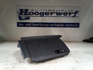 Używane Schowek w desce rozdzielczej Audi A1 (8X1/8XK) 1.0 TFSI 12V Cena € 30,00 Procedura marży oferowane przez Autobedrijf Hoogerwerf