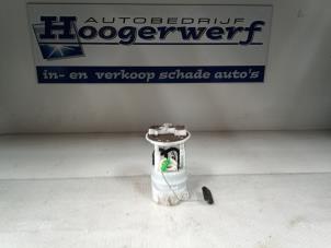 Usados Bomba de gasolina Renault Twingo II (CN) 1.2 16V Quickshift 5 Precio € 20,00 Norma de margen ofrecido por Autobedrijf Hoogerwerf