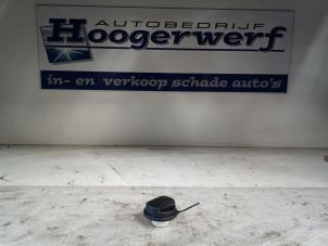 Usados Tapón de depósito Opel Corsa D 1.4 16V Twinport Precio € 10,00 Norma de margen ofrecido por Autobedrijf Hoogerwerf