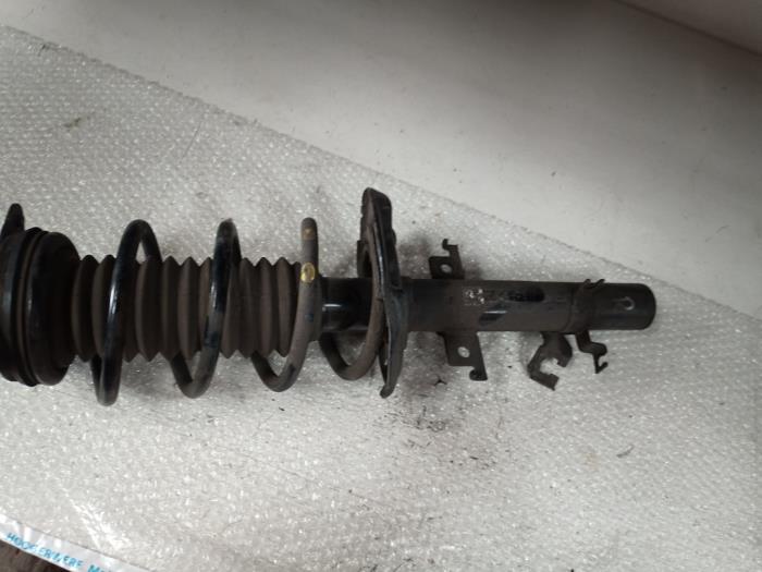 Fronts shock absorber, left from a Nissan X-Trail (T32) 1.6 DIG-T 16V 2018