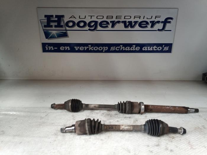 Gebrauchte Antriebswelle rechts vorne Ford Fiesta 6 (JA8) 1.25 16V Preis € 40,00 Margenregelung angeboten von Autobedrijf Hoogerwerf