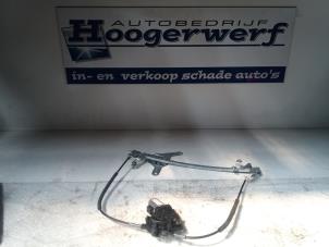 Usagé Lève vitre électrique avant gauche Fiat Punto Cabriolet (176C) 60 1.2 S,SX,Selecta Prix € 100,00 Règlement à la marge proposé par Autobedrijf Hoogerwerf
