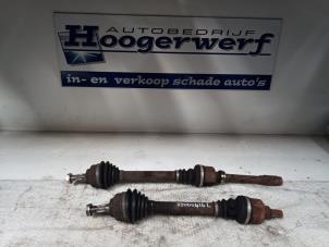 Gebrauchte Antriebswelle links vorne Peugeot 307 SW (3H) 1.6 16V Preis € 30,00 Margenregelung angeboten von Autobedrijf Hoogerwerf