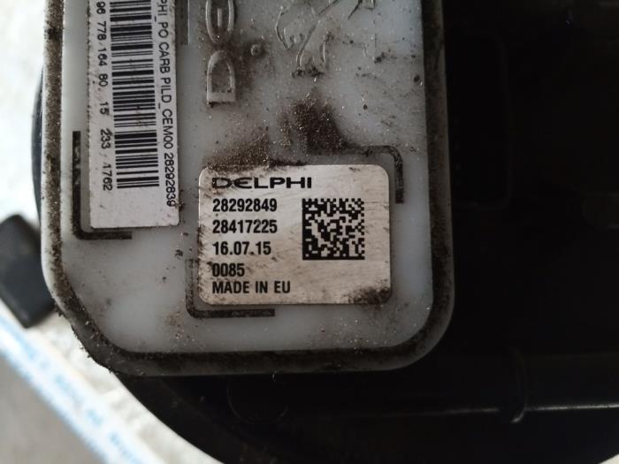 Electric fuel pump from a Peugeot 308 (L3/L8/LB/LH/LP) 1.6 BlueHDi 120 2015