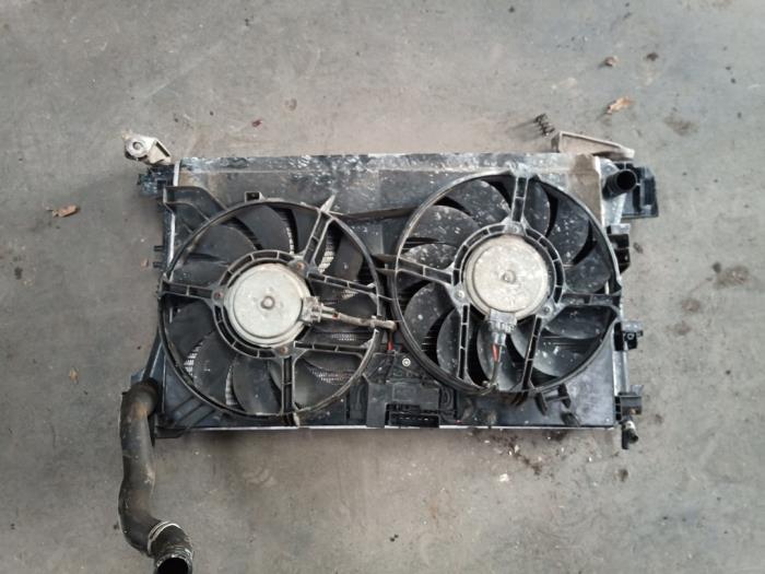 Usagé Radiateur Opel Vectra C Caravan 2.2 DIG 16V Prix € 80,00 Règlement à la marge proposé par Autobedrijf Hoogerwerf