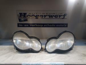 Used Headlight, right Mercedes C (W203) 2.2 C-220 CDI 16V Price € 30,00 Margin scheme offered by Autobedrijf Hoogerwerf