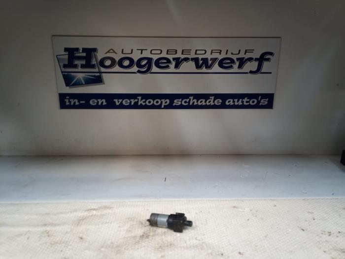 Gebrauchte Wasserpumpe Mercedes C (W203) 2.2 C-220 CDI 16V Preis € 25,00 Margenregelung angeboten von Autobedrijf Hoogerwerf