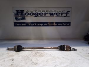 Usagé Cardan droit (transmission) Peugeot 107 1.0 12V Prix € 25,00 Règlement à la marge proposé par Autobedrijf Hoogerwerf