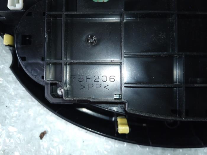 Panel de control de aire acondicionado de un Toyota Yaris III (P13) 1.33 16V Dual VVT-I 2013