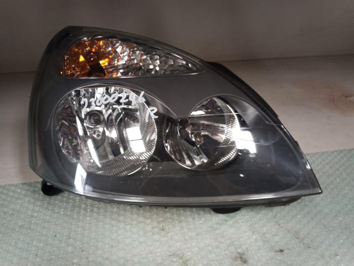Headlight, right from a Renault Clio II (BB/CB) 1.2 16V 2007