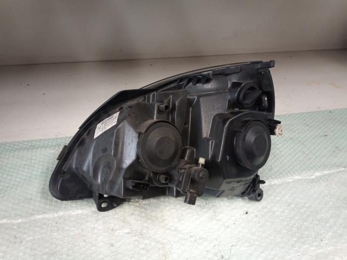 Headlight, right from a Renault Clio II (BB/CB) 1.2 16V 2007