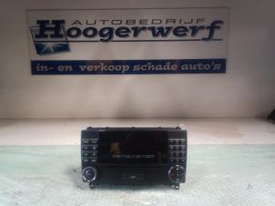 Usados Reproductor de CD y radio Mercedes CLK (R209) 3.5 350 V6 18V Precio € 75,00 Norma de margen ofrecido por Autobedrijf Hoogerwerf