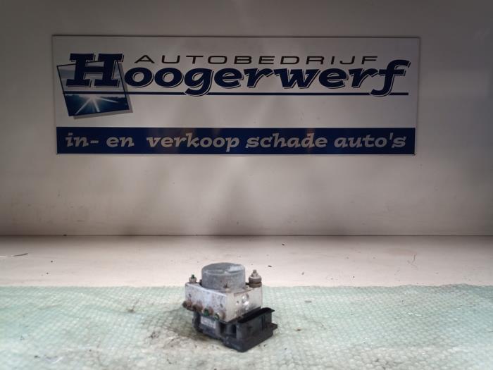 Usagé Pompe ABS Renault Twingo (C06) 1.2 16V Prix € 40,00 Règlement à la marge proposé par Autobedrijf Hoogerwerf