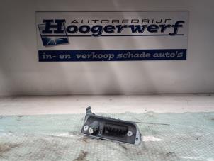 Używane Uchwyt tylnej klapy Volkswagen Caddy III (2KA,2KH,2CA,2CH) 1.6 TDI 16V Cena € 20,00 Procedura marży oferowane przez Autobedrijf Hoogerwerf