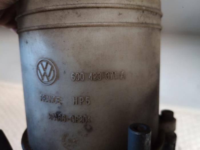 Bomba de dirección asistida de un Volkswagen Polo IV (9N1/2/3) 1.4 16V 2003