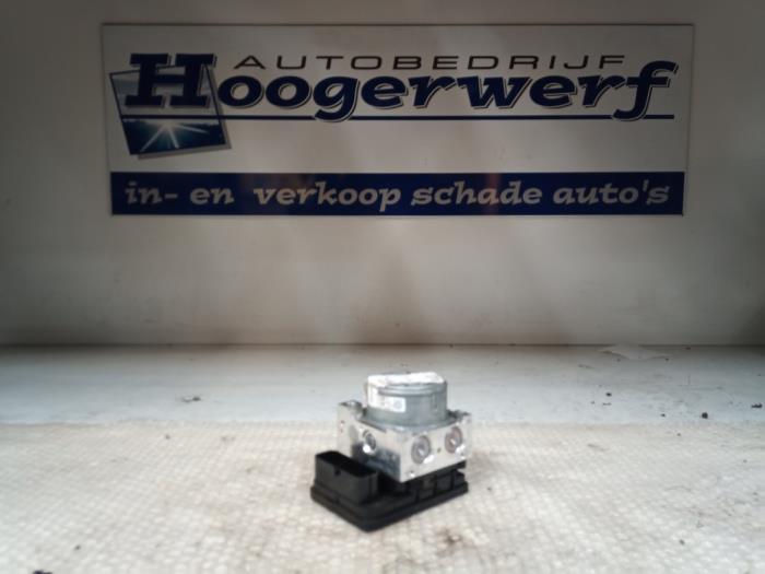 Usagé Bloc ABS Renault Megane IV Estate (RFBK) 1.5 Energy dCi 110 Prix € 175,00 Règlement à la marge proposé par Autobedrijf Hoogerwerf
