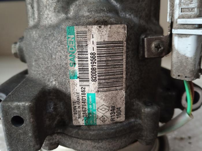 Air conditioning pump from a Renault Clio III (BR/CR) 1.2 16V 75 2008