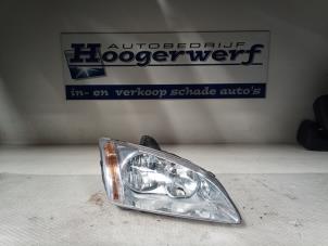 Used Headlight, right Ford Focus 2 2.0 16V Price € 30,00 Margin scheme offered by Autobedrijf Hoogerwerf
