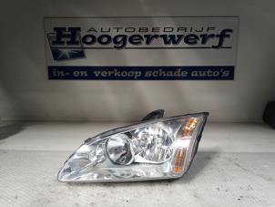 Used Headlight, left Ford Focus 2 2.0 16V Price € 30,00 Margin scheme offered by Autobedrijf Hoogerwerf