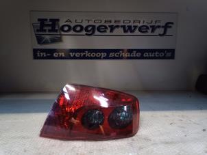 Usados Luz trasera derecha Peugeot 407 (6D) 2.0 HDiF 16V Precio € 30,00 Norma de margen ofrecido por Autobedrijf Hoogerwerf