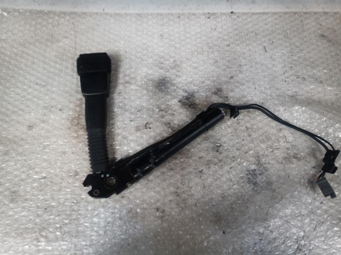 Seatbelt tensioner, left from a BMW 1 serie (E81) 120d 16V 2007