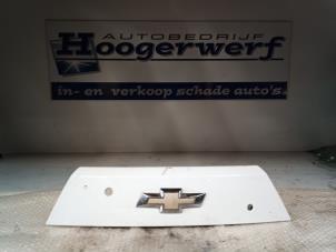 Usagé Poignée hayon Chevrolet Spark (M300) 1.0 16V Bifuel Prix € 30,00 Règlement à la marge proposé par Autobedrijf Hoogerwerf