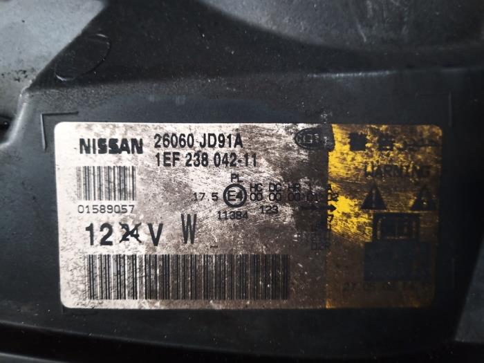 Optique avant principal gauche d'un Nissan Qashqai (J10) 2.0 dCi 4x4 2009