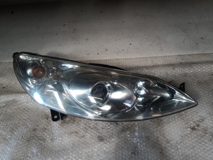 Headlight, right from a Peugeot 407 (6D) 2.0 16V 2005