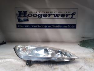 Used Headlight, right Peugeot 407 (6D) 2.0 16V Price € 40,00 Margin scheme offered by Autobedrijf Hoogerwerf