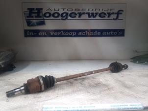 Usagé Arbre de transmission avant droit Peugeot 107 1.0 12V Prix € 15,00 Règlement à la marge proposé par Autobedrijf Hoogerwerf