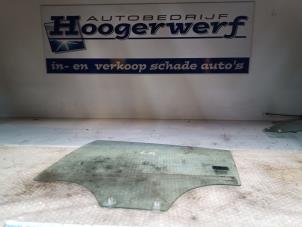 Używane Szyba drzwi lewych tylnych wersja 4-drzwiowa Chevrolet Spark (M300) 1.0 16V Bifuel Cena € 30,00 Procedura marży oferowane przez Autobedrijf Hoogerwerf