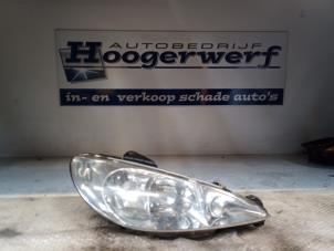 Used Headlight, right Peugeot 206 (2A/C/H/J/S) 1.6 16V Price € 20,00 Margin scheme offered by Autobedrijf Hoogerwerf
