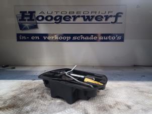 Used Jack set Peugeot 308 (L3/L8/LB/LH/LP) 1.6 BlueHDi 120 Price € 25,00 Margin scheme offered by Autobedrijf Hoogerwerf