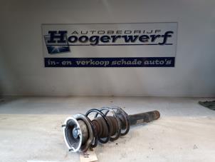 Używane Amortyzator wstrzasów lewy przód BMW 1 serie (E81) 120d 16V Cena € 40,00 Procedura marży oferowane przez Autobedrijf Hoogerwerf