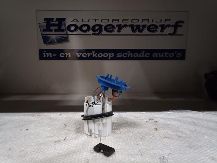 Bomba eléctrica de combustible de un Volkswagen Golf VII (AUA) 1.2 TSI 16V 2013