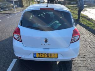 Used Tailgate Renault Clio III (BR/CR) 1.2 16V TCe 100 Price € 99,99 Margin scheme offered by Autobedrijf Hoogerwerf