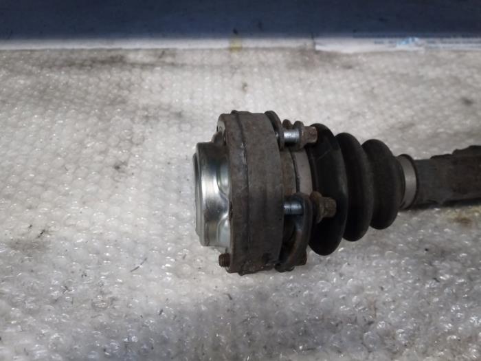 Drive shaft, rear left from a BMW 1 serie (E81) 120d 16V 2007