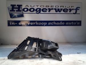 Used Rear bumper bracket, left Renault Clio IV (5R) 0.9 Energy TCE 90 12V Price € 20,00 Margin scheme offered by Autobedrijf Hoogerwerf