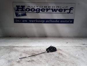 Używane Silnik blokady wlewu paliwa BMW Mini One/Cooper (R50) 1.6 16V One Cena € 10,00 Procedura marży oferowane przez Autobedrijf Hoogerwerf