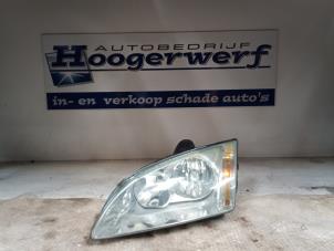Used Headlight, left Ford Focus 2 2.0 TDCi 16V Price € 20,00 Margin scheme offered by Autobedrijf Hoogerwerf
